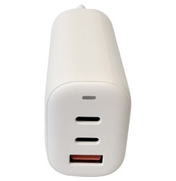 Ładowarka sieciowa Techly 65 W - zbliżenie na 2 porty USB-C i port USB-A